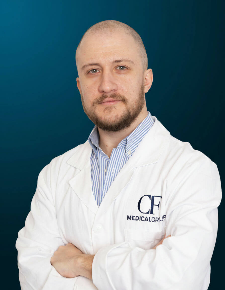 Il dottor Maurizio Cè, radiologo di CF Medical Group, in camice bianco